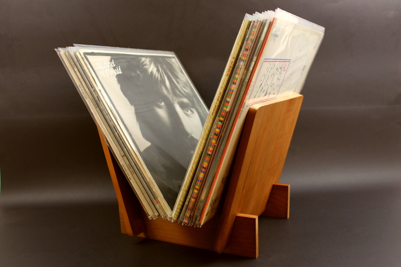 Mobile espositore in legno di pino trattato scuro per 40-50 dischi